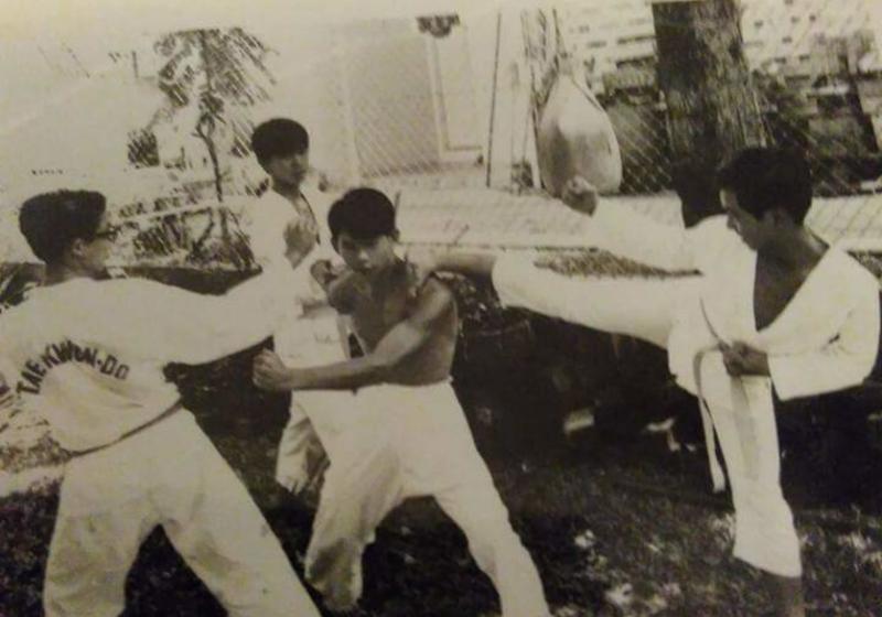 洪添平(中,打赤膊者)40多年前就学习空手道和国术。