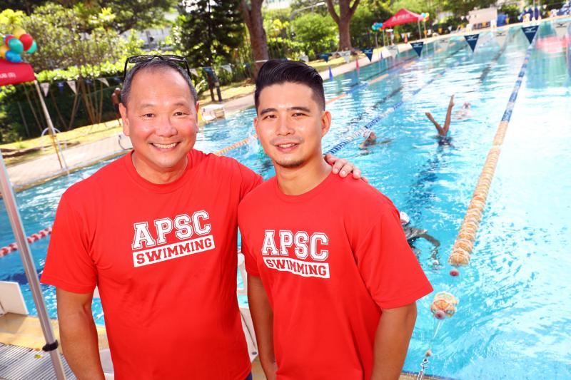 洪瑀声(右)目前在洪秉祥的游泳学校担任全职游泳教练。(陈来福摄)