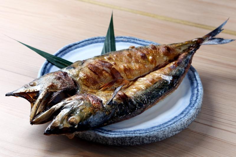 鲜甜多汁的烤鲭鱼。