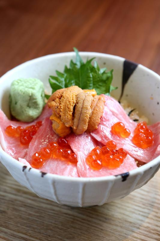 丰富的金枪鱼肚海胆丼饭。