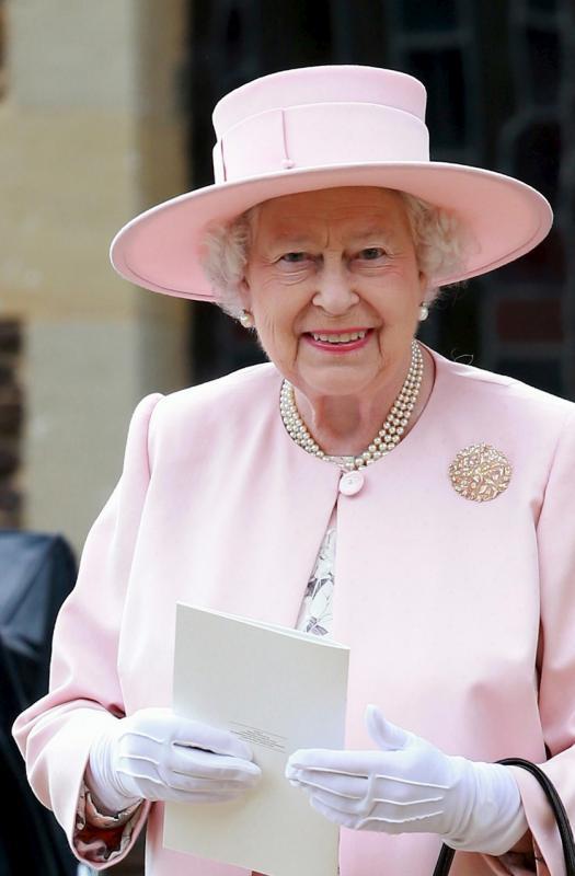 英女王曾在多个场合佩戴林德源制作的“天堂鸟”胸针。（互联网）