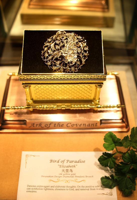 备受英女王喜爱的“天堂鸟”胸针。