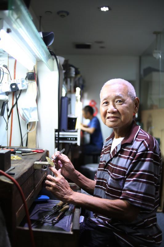林德源以数十年养成的精湛手艺，打造精致的娘惹首饰。