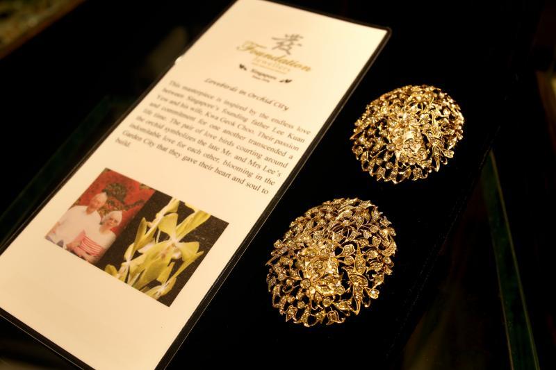 灵感来自建国总理李光耀及夫人柯玉芝，林德源制作的这款胸针被赠送给美国前任第一夫人米歇尔·奥巴马。