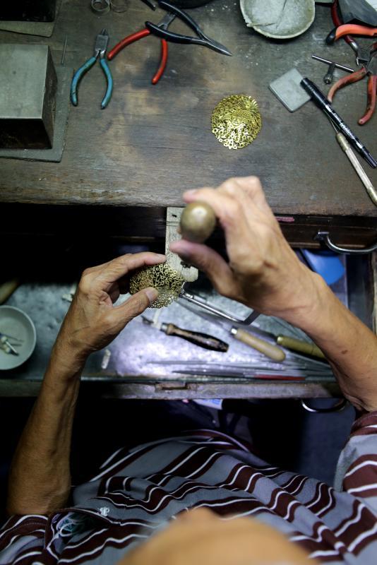锯金极考验手艺，也是金匠重要的基本功。