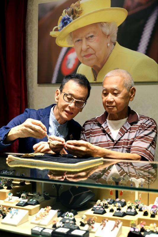 发珠宝行的董事关添发（左）与林德源合作无间，一同实现传承娘惹首饰的心愿。