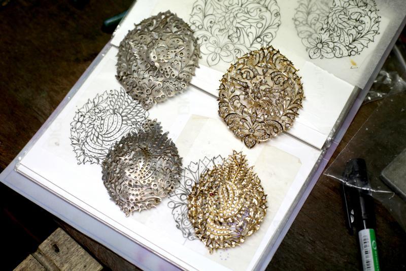 一枚传统娘惹金饰，要经历从设计图到银饰，最终到金饰的制作过程。