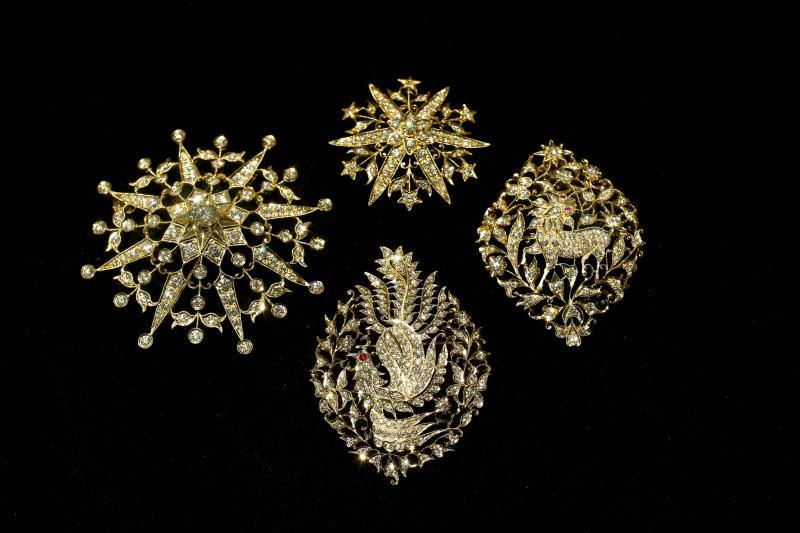 林德源制作的创新改良娘惹首饰，更立体浮凸，图案花样也更多。