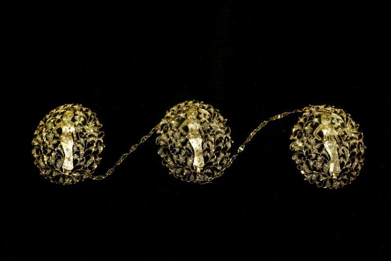 林德源对娘惹首饰造型的改良和创新，有更开阔的心态。