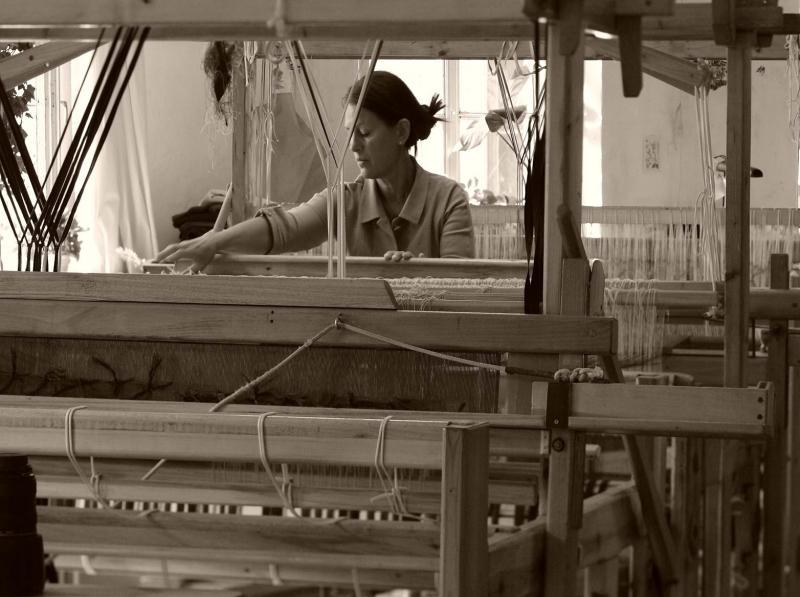 Studio Natural坚持传统手工纺织,吸引国际大牌Calvin Klein、阿曼尼找他们为家居品牌编织布料。