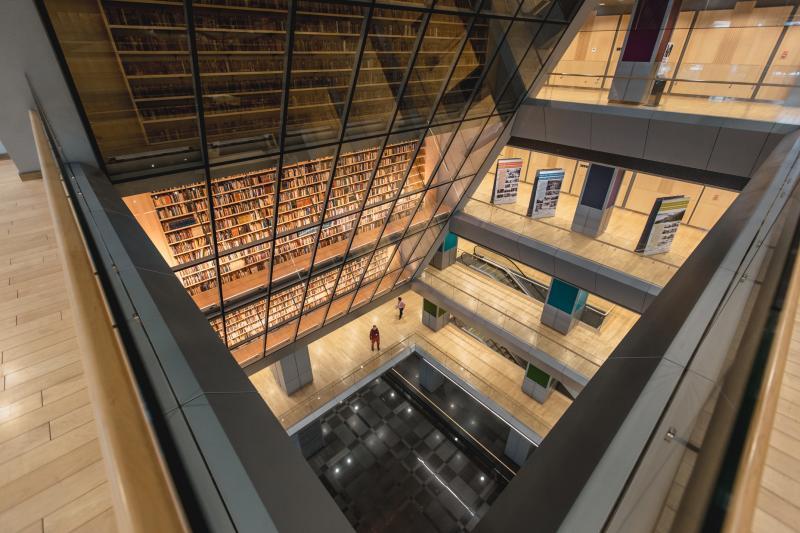 若从拉脱维亚国家图书馆大堂仰视,数层楼高,向下倾斜的玻璃橱窗很叫人震撼。