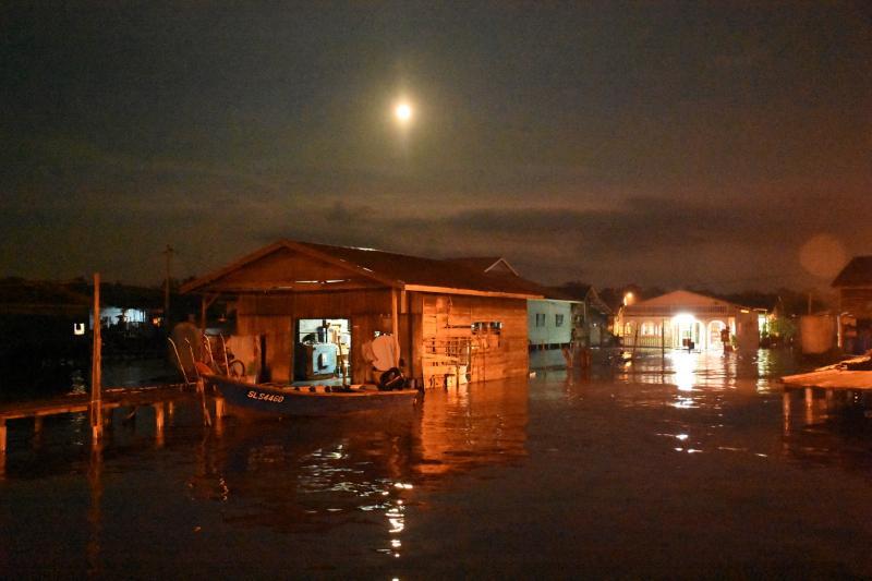 农历八月十五,清晨五时,潮水涌进渔民之家。