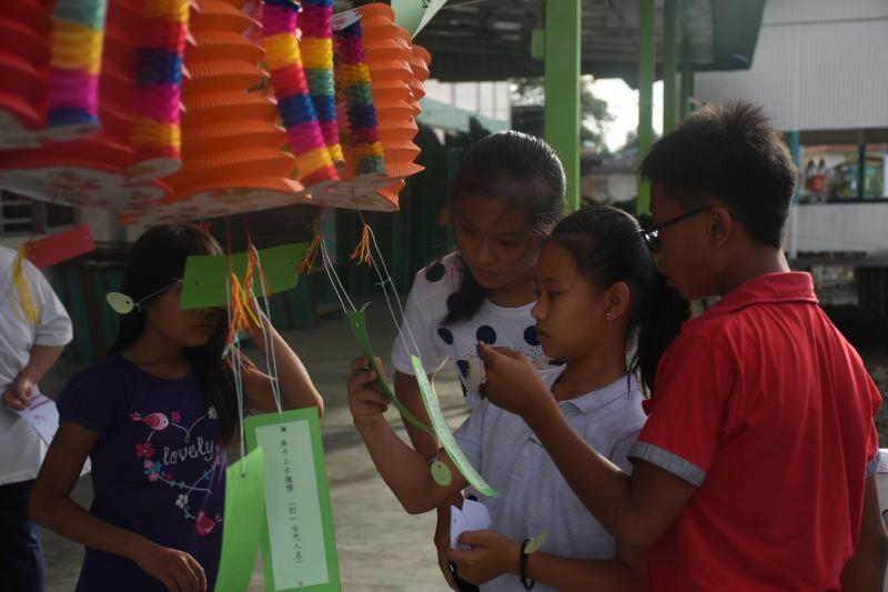 竞智学校的小学生热烈参与灯谜游戏,水平不俗。