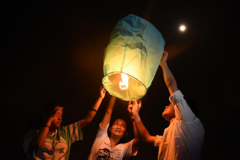 点燃天灯祈愿。