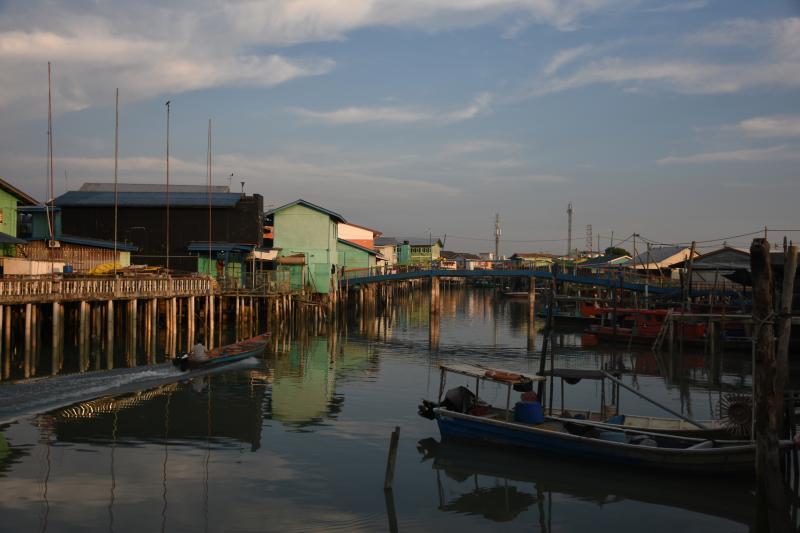 黄昏,余辉斜洒,两岸渔家投影河中的色彩,返航船儿为河面变换着不同图案,是小岛最美的一刻。