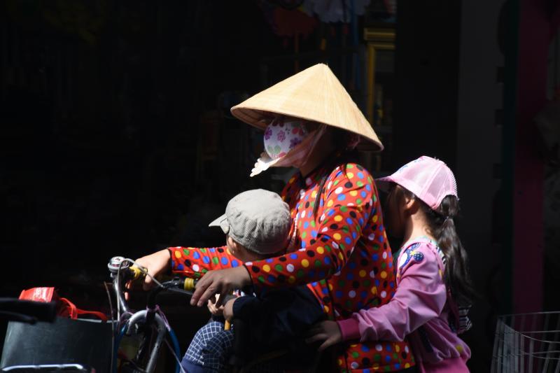 女性移民载着孩子,在街头穿梭。她们已成了岛的主人。