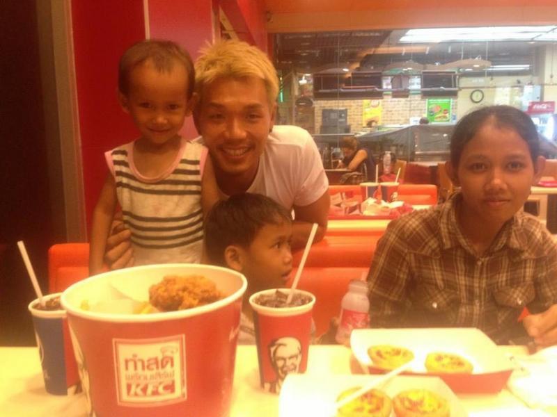 在曼谷的这些孩子因为陈家兴请吃，第一次尝到快餐的滋味。