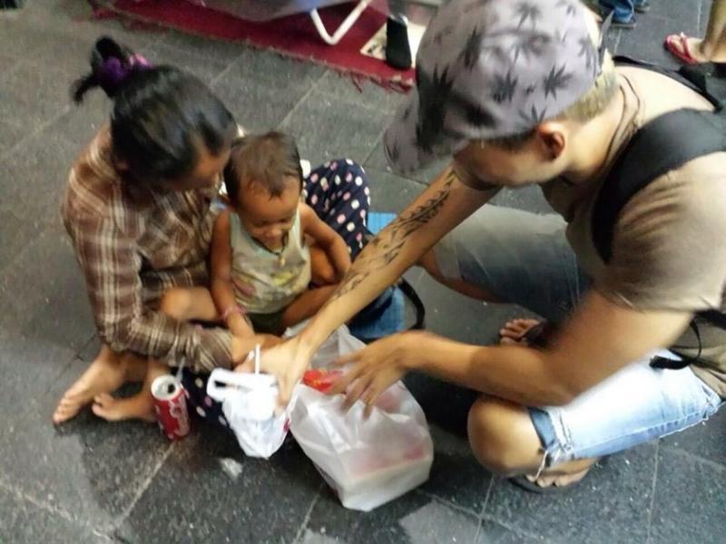 陈家兴在曼谷给路边的穷人送饭。