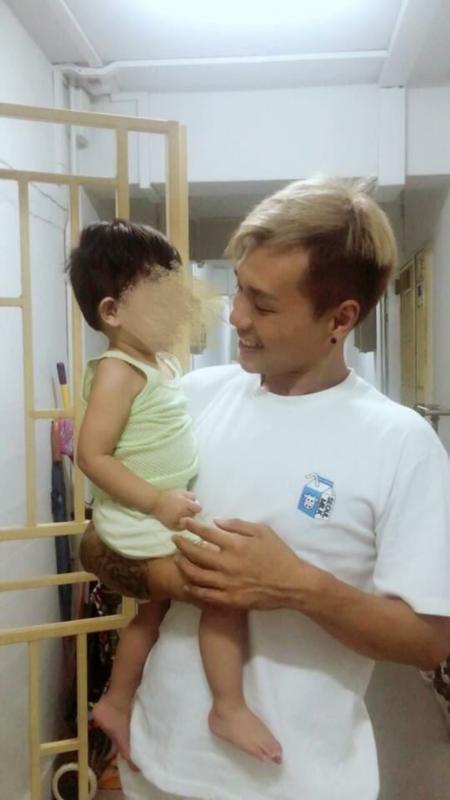 在本地受惠家庭的小孩喝了陈家兴捐赠的牛奶，对他特别亲昵。