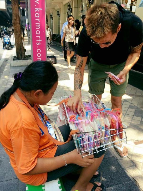 陈家兴在国外随时行善。