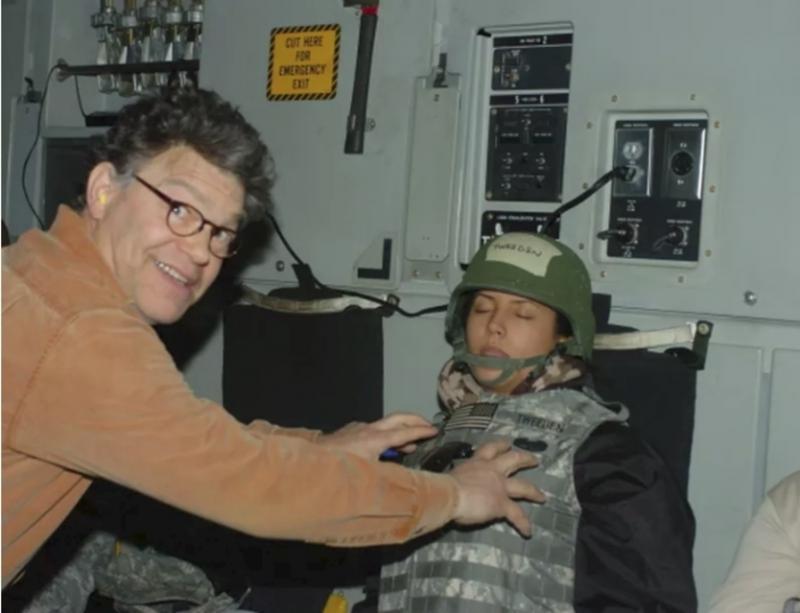 美国明尼苏达州参议员弗兰肯(左)袭击电台节目主持人特维登胸部,并让其他人拍下袭胸照。(互联网)