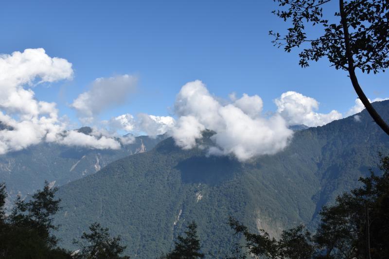 白云在群峰间飘荡,像是给青山挂上了圣诞老人的白胡子……