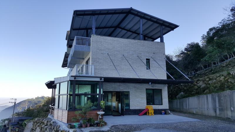 山上的民宿“望际回家”。