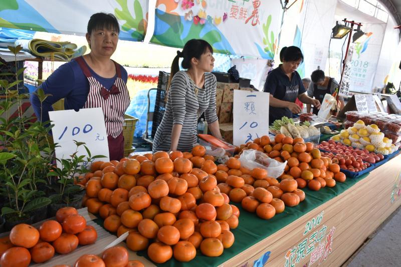 “新社花海节”那堆得像小山一般高的红柿,令人垂涎。