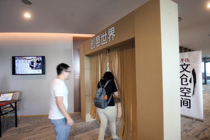 “早报文创空间”参加者穿过这道纸皮拱门即进入一个奇幻的纸皮创意世界。