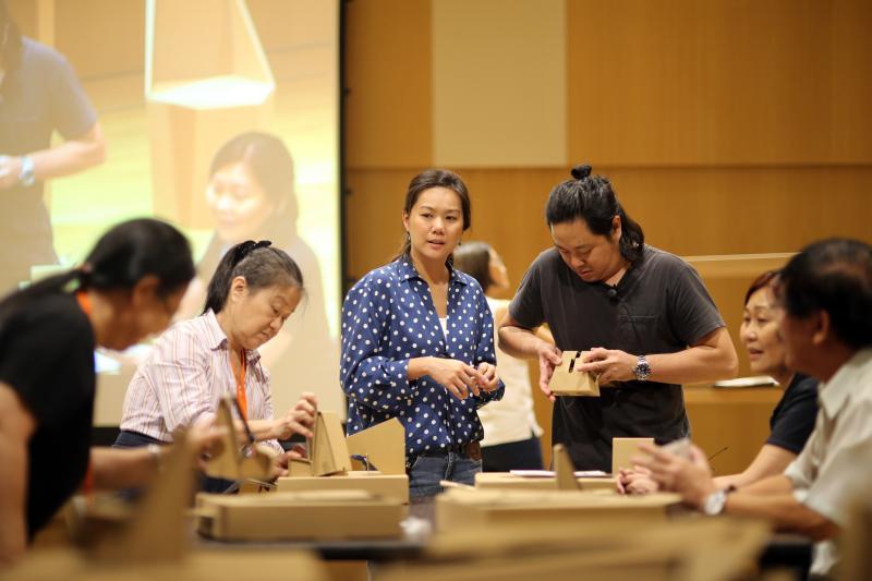 蔡镇宇（左四）与太太伍碧丽（左三）亲自传授纸匠手艺。