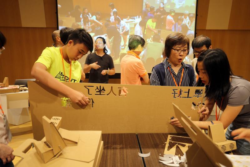 贴心的Paper Carpenter准备纸皮字体，让参加者装饰他们自制的“早报读报好帮手”。