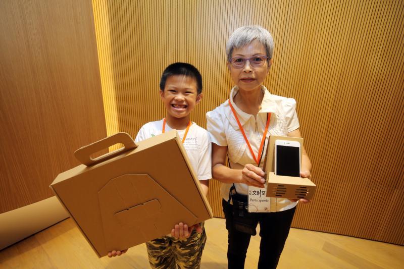 这对祖孙组合很温暖，希望更多的祖孙、亲子组团来参加活动。