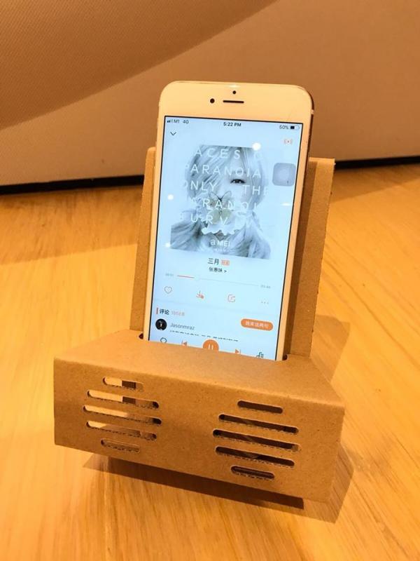 Paper Carpenter附赠福利，折完“读早报好帮手”文件包后，还追加手机扬声器。（林方伟摄影）