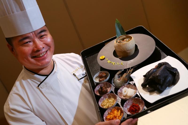 古强师傅:夏天食物偏向清淡,冬天较浓郁和滋补。(陈来福摄影)