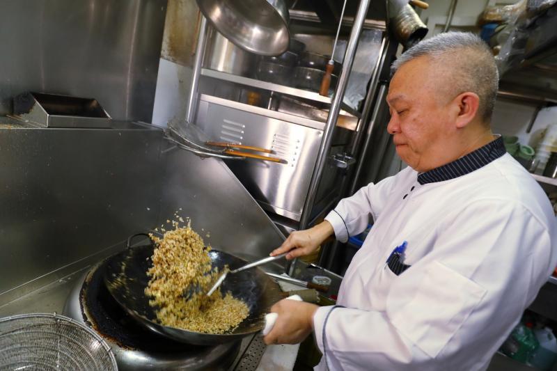 江师傅示范姜炒饭。(陈来福摄影)