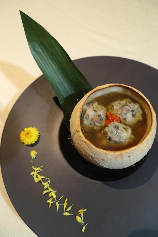 滋补的乌鸡椰盅虫草花天使虾汤。(陈来福摄影)