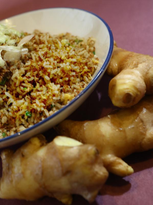 文冬姜炒饭。姜有祛风功效,吃了有助保暖祛湿。(陈来福摄影)