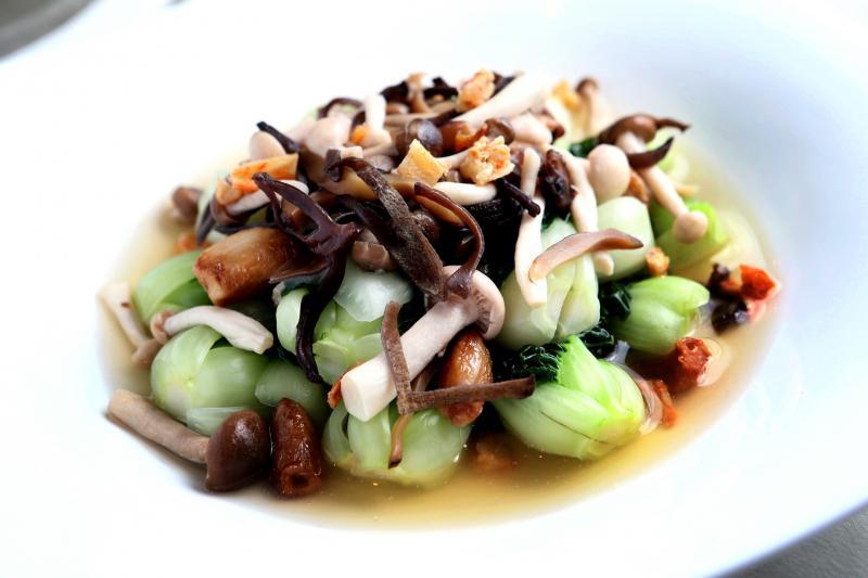 李伟德推荐的原粒蒜子虾干浸菜苗。(龙国雄摄影)