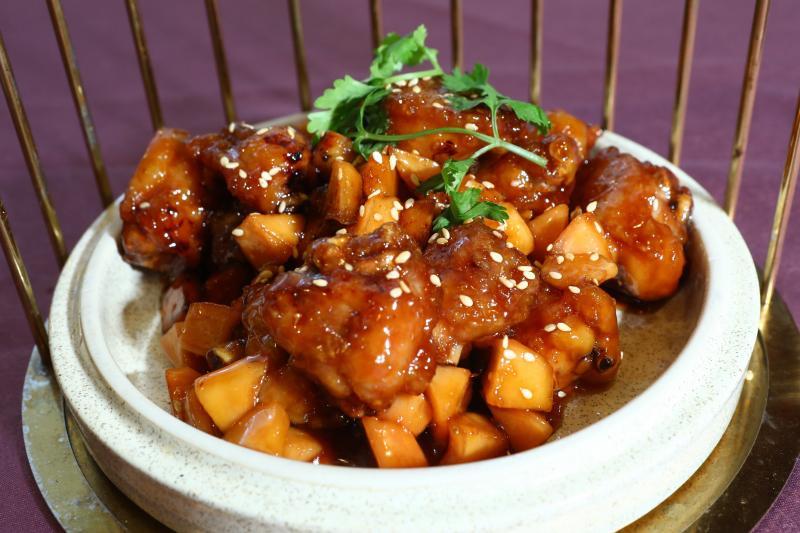 多汁的姜牙鸡。(陈来福摄影)