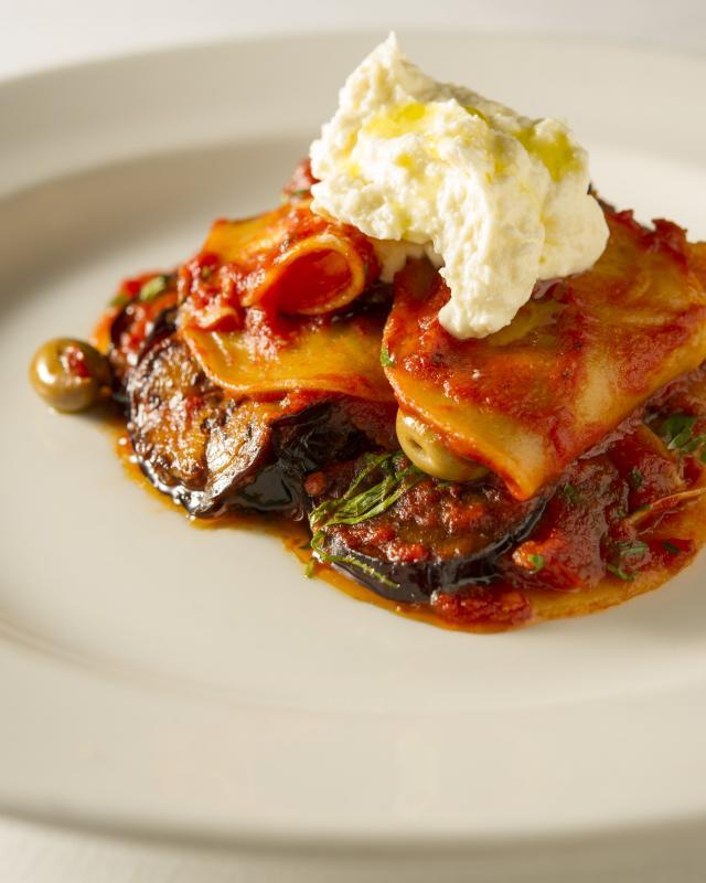 茄子橄榄压花圆面。(照片由Osteria Mozza提供)