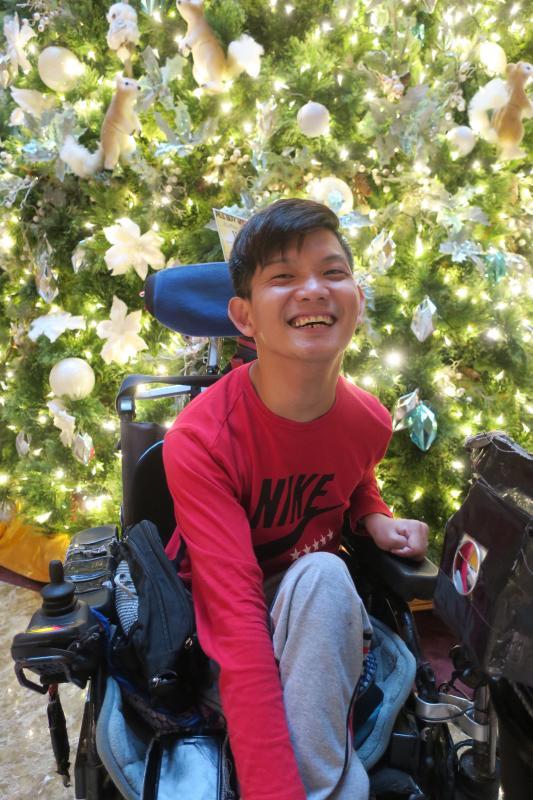 黄忠龙是脑性麻痹患者,从小被家人视为累赘。靠着卖纸巾,他自立自强,最后不但走进婚姻殿堂,还凭着毅力,写书记录自己成长的故事。