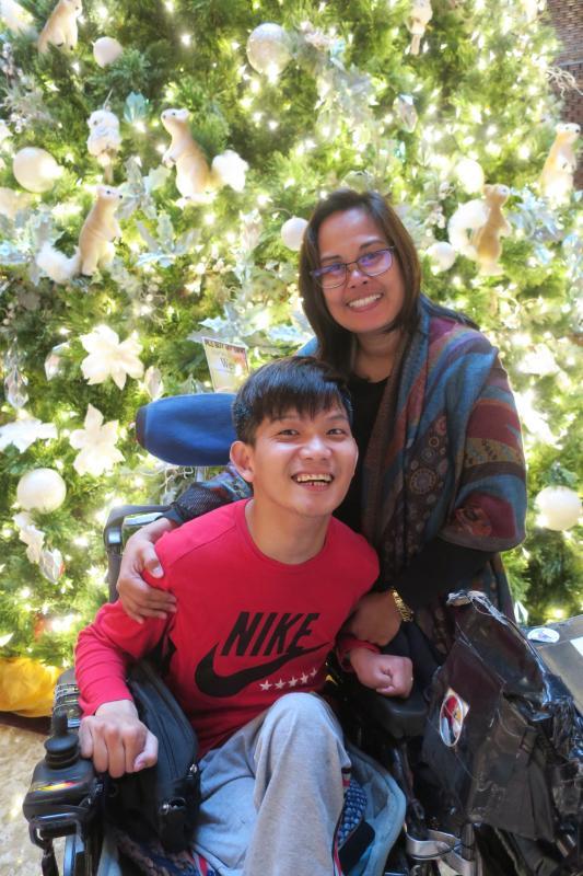 黄忠龙与太太罗丽娜婚后生活美满。(吴庆康摄)