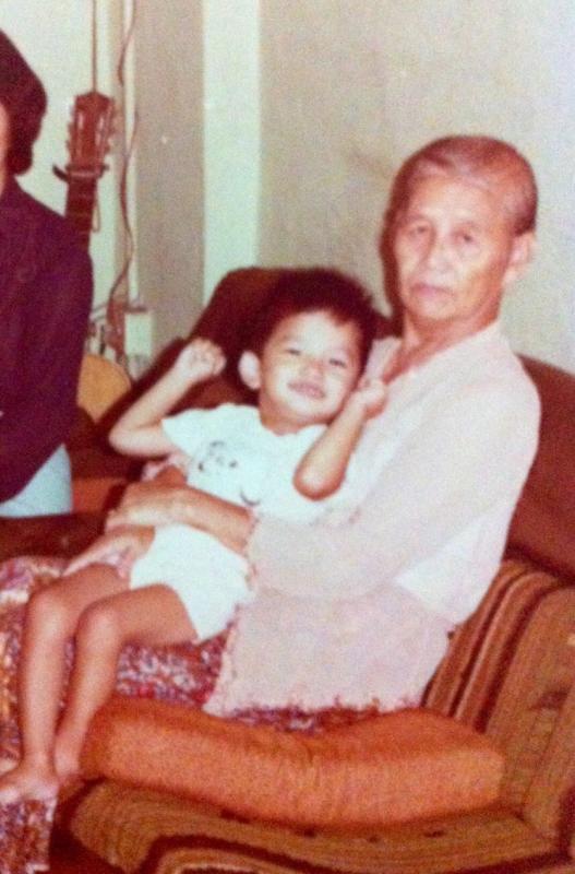 小时候的黄忠龙与最疼爱他的外婆。(黄忠龙提供)