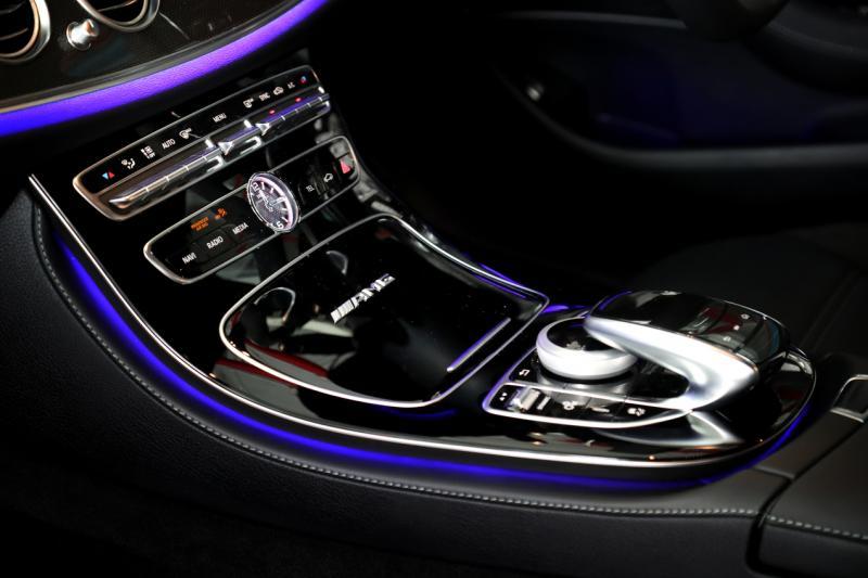 环境灯驾驶舱可以设定选择各种颜色，营造符合驾驶心情的环境，大大增添驾驶乐趣。