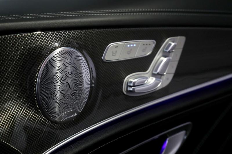 环绕音响系统搭载Buhrmester音响系统与扬声器，无论坐在任何座位，聆听品质出色，高低音层次分明。