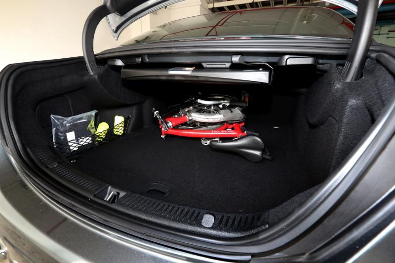 后车厢空间大，能轻易装下折叠型脚踏车、行李箱等大型物品。