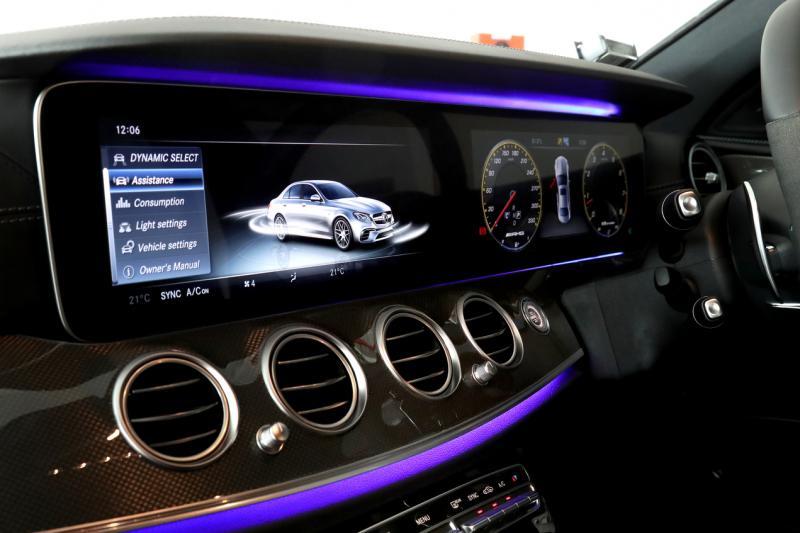 AMG E63 S采用双12.3英寸的彩色屏幕。