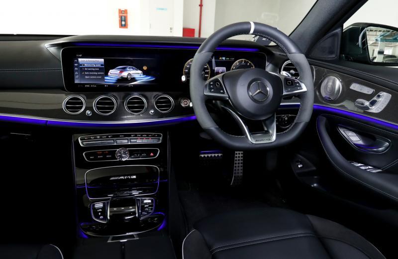 电动调节的真皮座椅有三个记忆功能，除了能加热或通风，也是一张按摩椅。