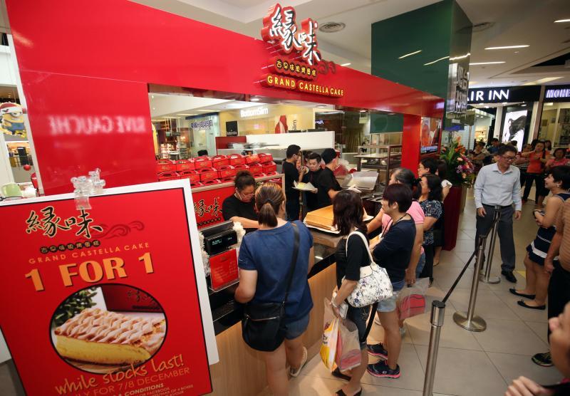 缘味古早味现烤蛋糕在本地nex购物中心开幕,引来人龙排队。