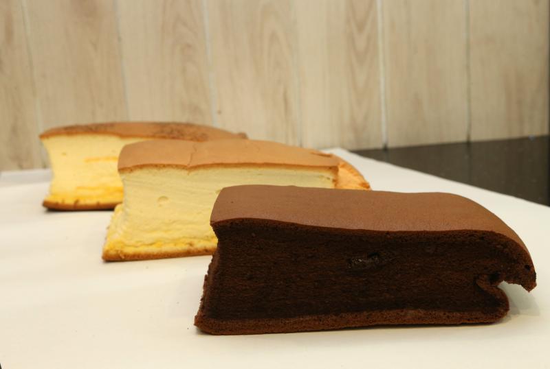 源味本铺的原味、芝士和冷冻巧克力蛋糕。